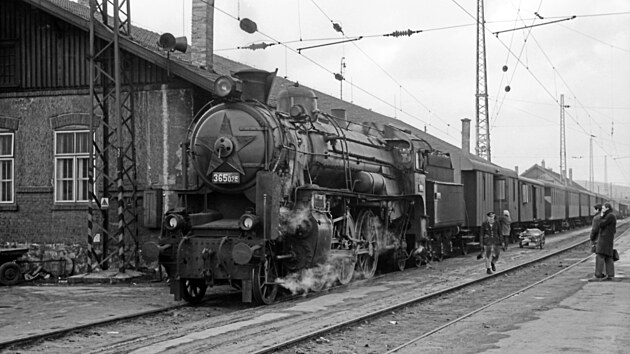 Lokomotiva 365.035 v �ele Os 1710 ve stanici Jihlava (19. b�ezna 1968)