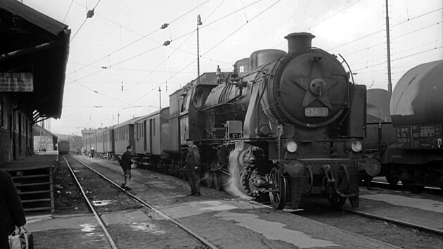 Lokomotiva 534.0101 v �ele Os 1554ve stanici Jihlava (19. b�ezna 1968)