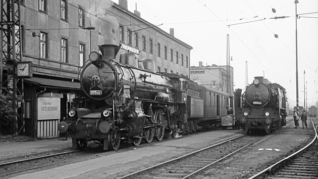 Lokomotivy 365.010 v �ele Os1704 a 534.0143 ve stanici Jihlava (25. �ervence 1968)