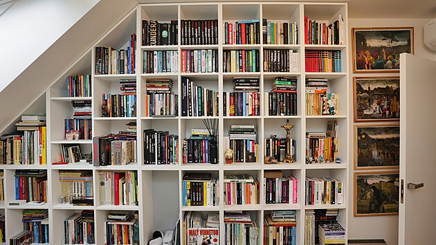 Police v lo�nici jsou vypln�ny sb�rkami knih a DVD, co� jen
podtrhuje Bergmanovu v�e� pro hudbu, literaturu a filmy.