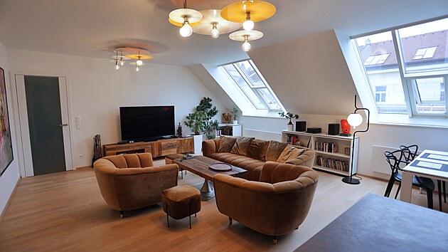 Prostorn� ob�vac� pokoj s hezk�m osv�tlen�m, pohodln�mi pohovkami a velkou televiz� p�sob� jako ide�ln� m�sto k odpo�inku.