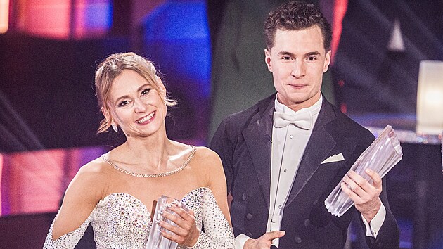 Oskar Hes a Kate�ina Bartun�k Hrstkov� s trofejemi pro v�t�ze StarDance XIII...