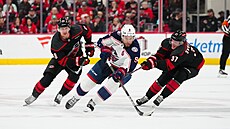 Ivan Provorov z Columbusu mezi dvojicí Andrej Sve�nikov a Martin Ne�as (vlevo)...