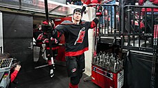 Martin Ne�as z Caroliny vyrá�í do utkání s Columbusem..