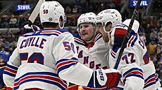 Hokejisté NY Rangers oslavují gól. Zleva: Will Cuylle, Alexis Lafreniere a...