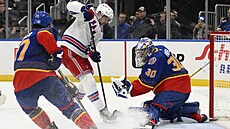 Filip Chytil z NY Rangers se pokou�í p�ekonat Joela Hofera v brance St. Louis.