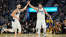 Klay Thompson (vlevo) a Luka Doni z Dallasu oslavují úspnou akci v utkání...