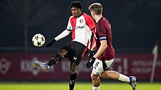 Djomar Giersthove (vlevo) z Feyenoordu a Ferdinand �íha ze Sparty v utkání...