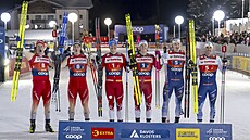 Uprost�ed je vít�zná dvojice Golberg, Klaebo, vlevo slaví druzí Riebli s...