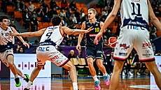 Momentka ze zápasu Brno - Opava. Rozehrává opavský Radek Farský.