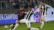 Bernarda Silvu z Manchesteru City tvrdým zákrokem zastavuje Danilo z Juventusu.