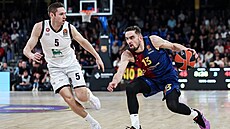 Tomá Satoranský (vpravo) z Barcelony a Fabien Causeur z Milána v euroligovém...