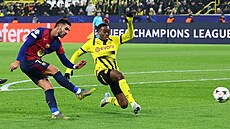 Ferran Torres (vlevo) z Barcelony rozhoduje o výh�e na h�i�ti Dormundu.