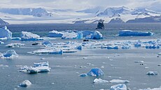 Jeden z výsadk k eské stanici J.G. Mendela na ostrov Jamese Rosse. V pozadí...