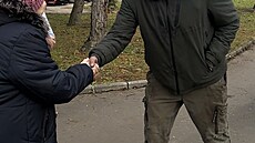 Hromas se pozdravil s obyvateli pe�ovateli pe�ovatelského domu.