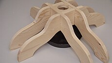 Stojánek se skládá ze �ty� shodných ramen, která jsou spojena pouze...