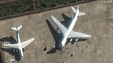 Ruský letoun An-124 (vpravo) na syrské základn� Hmímím (13. prosince 2024)