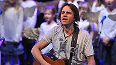 Zp�vák Janek Ledecký p�i váno�ním koncert� v roce 2009.