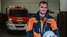 Brnnský hasi Josef Kluka u výjezdního vozu lezecké skupiny na stanici...