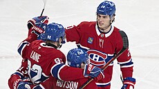 Juraj Slafkovský (vpravo) slaví gól Montreal Canadiens s Colem Caufieldem,...