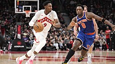 RJ Barrett z Toronto Raptors a OG Anuniby z New York Knicks b�hem utkání NBA.