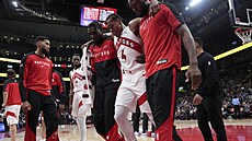 Zran�ný Scottie Barnes z Toronto Raptors opou�tí palubovku b�hem zápasu s New...