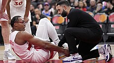 Zran�ný Scottie Barnes z Toronto Raptors opou�tí palubovku b�hem zápasu s New...