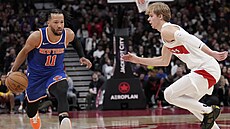 Jalen Brunson z New York Knicks proniká kolem Gradeyho Dicka z Toronto Raptors.