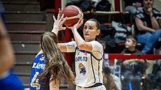 Elika Brejchová z Levhartic Chomutov stílí v derby s LOH 2028 pes Emu...