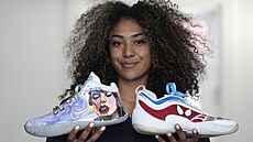 Basketbalistka a umlkyn Jayda Nobleová ukazuje malované basketbalové boty.