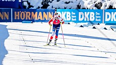Markéta Davidová finiuje ve sprintu v Hochfilzenu.
