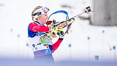 Lucie Charvátová na stelnici bhem tafety en v Hochfilzenu.