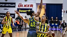 Brionna Jonesová z USK Praha bhem zápasu Euroligy proti Fenerbahce Istanbul.