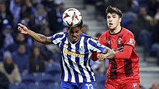 Galeno z Porta hlavi�ku je p�ed Adamem Gabrielem z Midtjyllandu.