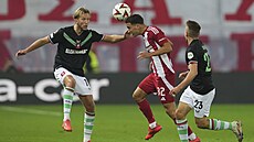 Rodinei z Olympiacosu se prodírá mezi Michelem Vlapem a Michalem Sadílkem z...