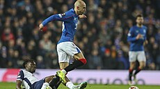 Václav erný z Rangers uniká Destinymu Udogiemu z Tottenhamu.