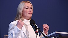 Ministryn� obrany Jana �ernochová p�edstavuje bilan�ní zprávu po t�ech letech...