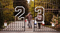 Brána s �íslem 23 s p�ístupovou cestou do domu basketbalové legendy Michaela...