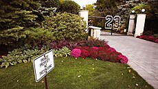 Brána s �íslem 23 s p�ístupovou cestou do domu basketbalové legendy Michaela...