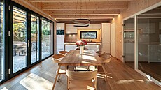 Schodit z dubové olejované spárovky dlali truhlái provádcí firmy. Obklad...