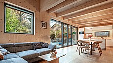 Masivní podlaha sjednocuje obytný prostor. Efektním i funkním prvkem je...