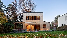 Tvar d�evostavby architekt �e�il s ohledem na umíst�ní ve star�í chatové...