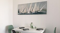 Motiv obrazu nad jídelním stolem p�ipomíná zdej�í známou rekrea�ní oblast.