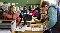 Uprchlíci ve vlastní zemi. Ukrajinci, kteí utekli z území okupovaných Ruskem,...