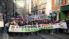 Propalestin�tí demonstranti v Dublinu vyzývají Centrální banku k zastavení...