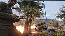 Chytré zbran�. Syrský protivládní povstalec odpaluje raketu pomocí dálkového...