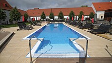 Wellness na Vyso�in�. Hotel Zámek Vale� nabízí t�eba venkovní bazén. Ú�astníci...