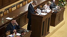 Ministr kultury Martin Baxa (vlevo) a Andrej Babi� ve Sn�movn�, která...