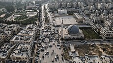 Letecký pohled na centrum m�sta a me�itu v Idlibu.