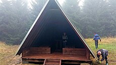 Útulnu z modínového a smrkového deva, ve které mohou turisté pekat...